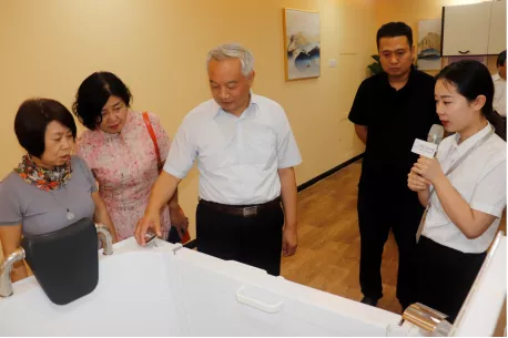 省政協(xié)常委、省政協(xié)港澳臺(tái)僑和外事委員會(huì)主任楊京偉一行蒞臨中原工業(yè)設(shè)計(jì)城參觀考察