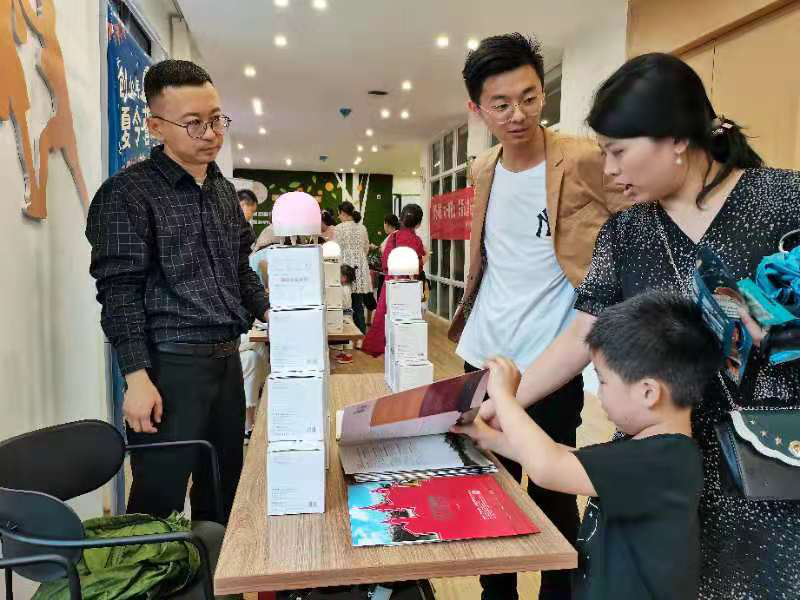 開心得冒泡！這場活動帶孩子們走進(jìn)想象力的“快樂星球”