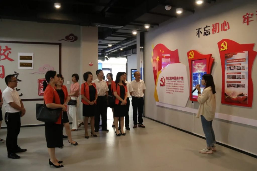 傳承紅色基因，豐城市政協(xié)走進(jìn)設(shè)計(jì)小鎮(zhèn)開(kāi)展“紅色走讀”活動(dòng)