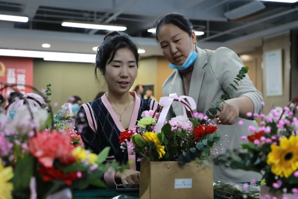 剪去浮華 | 中原工業(yè)設計城成功舉辦“以花之名·贈爾余香”花藝沙龍活動