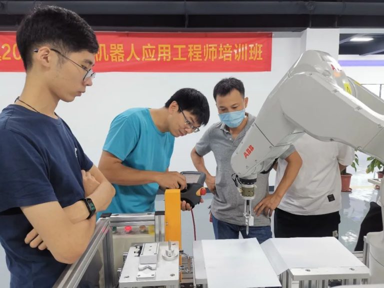 兩個(gè)月掌握工業(yè)機(jī)器人操作，設(shè)計(jì)城助力北滘培育智造人才！