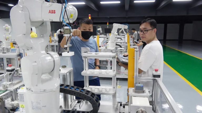 兩個(gè)月掌握工業(yè)機(jī)器人操作，設(shè)計(jì)城助力北滘培育智造人才！