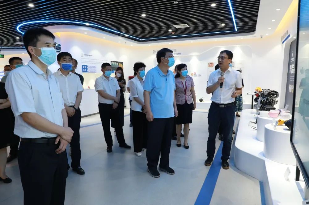 焦作市委常委、統(tǒng)戰(zhàn)部部長董炳麓一行蒞臨設(shè)計(jì)城參觀調(diào)研