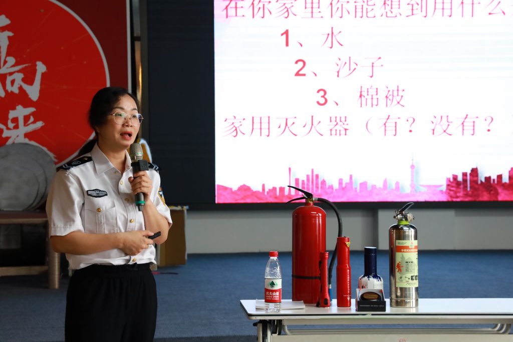 筑牢安全防線 設(shè)計城舉行消防知識培訓和演練活動