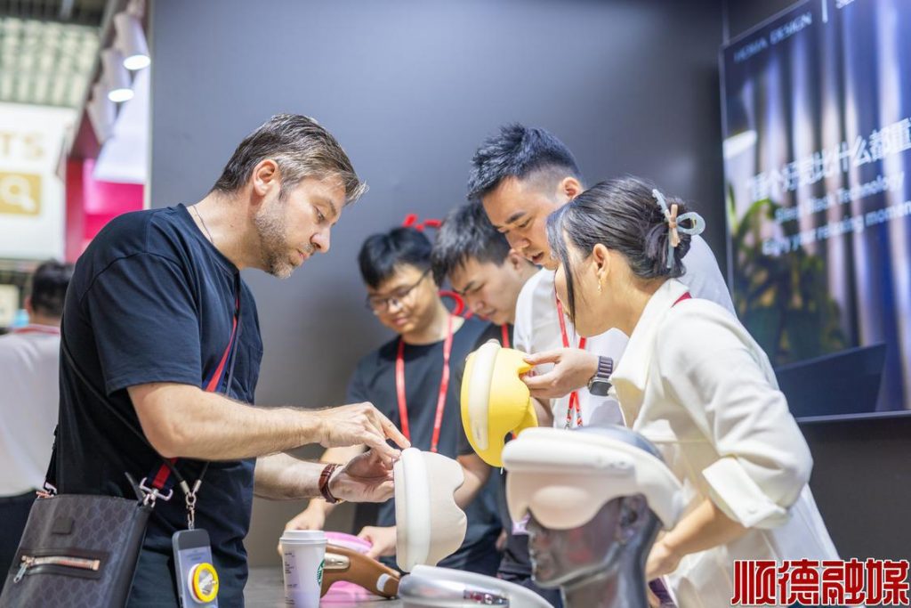 秀實(shí)力、拓市場(chǎng)！“設(shè)計(jì)順德”展團(tuán)亮相廣交會(huì)